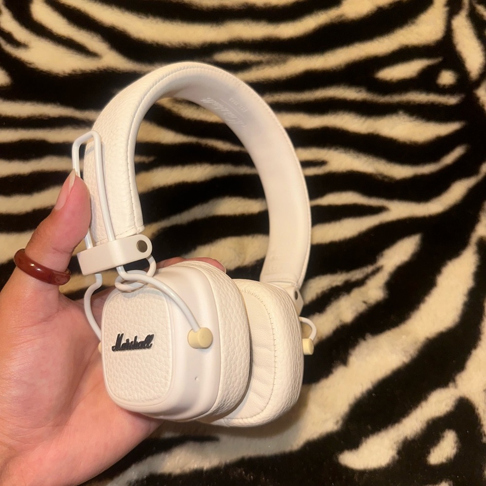 Marshall Cream Headphones
